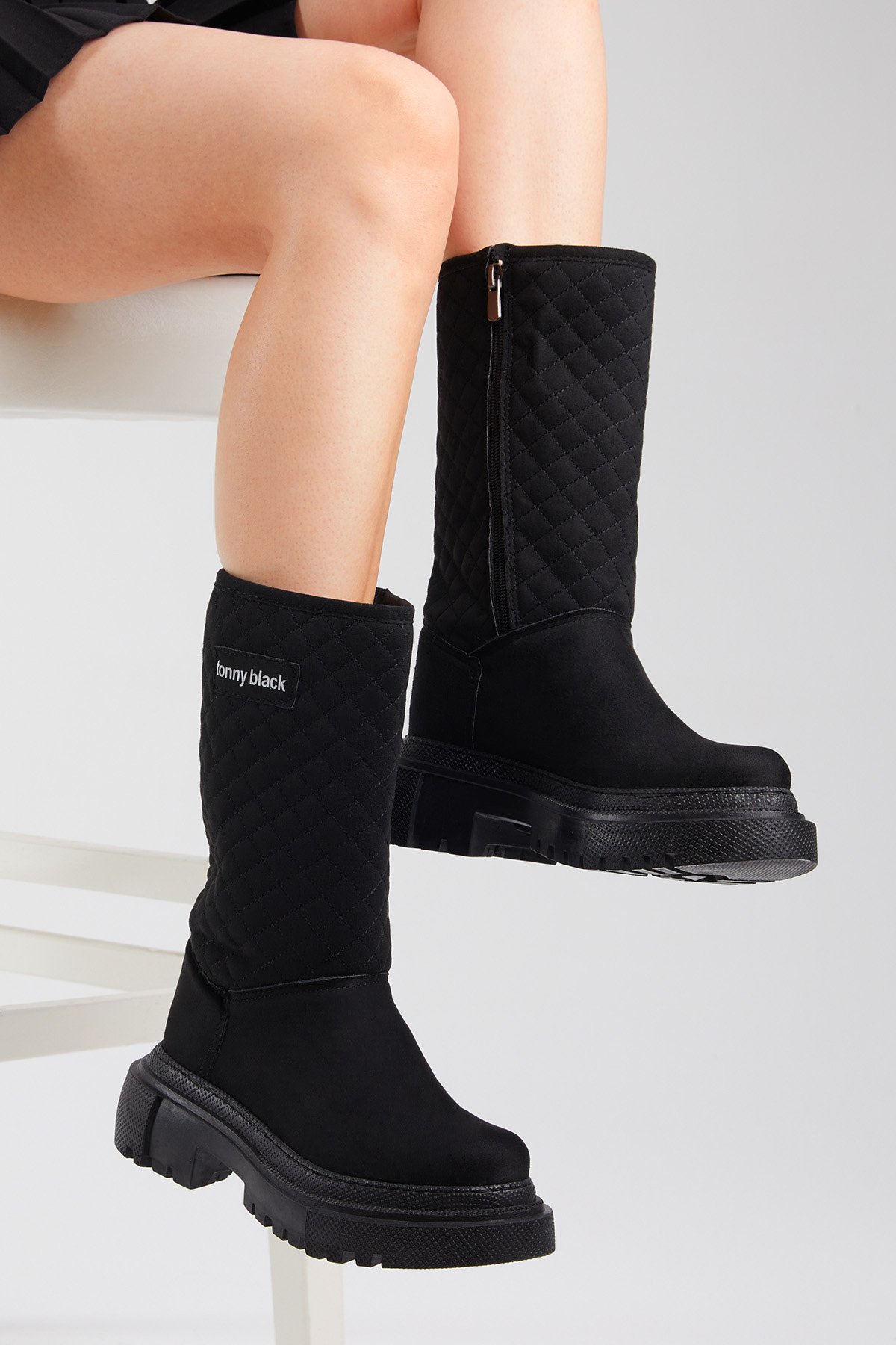 Kadın Siyah Kapitone Desenli Rahat Kalıp Uzun Bot