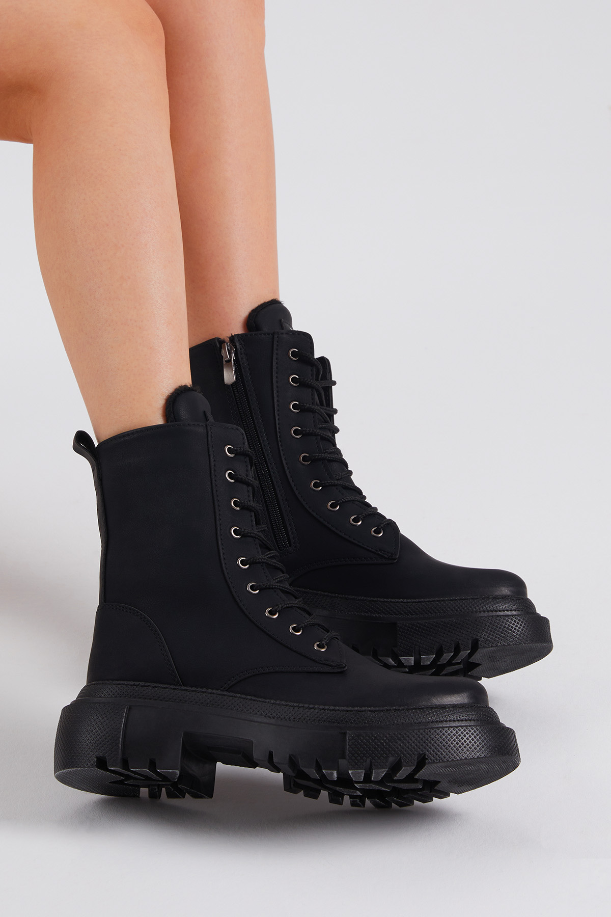 Kadın Siyah Mat Rahat Kalıp Kalın Taban Bağcıklı ve Fermuarlı Bot