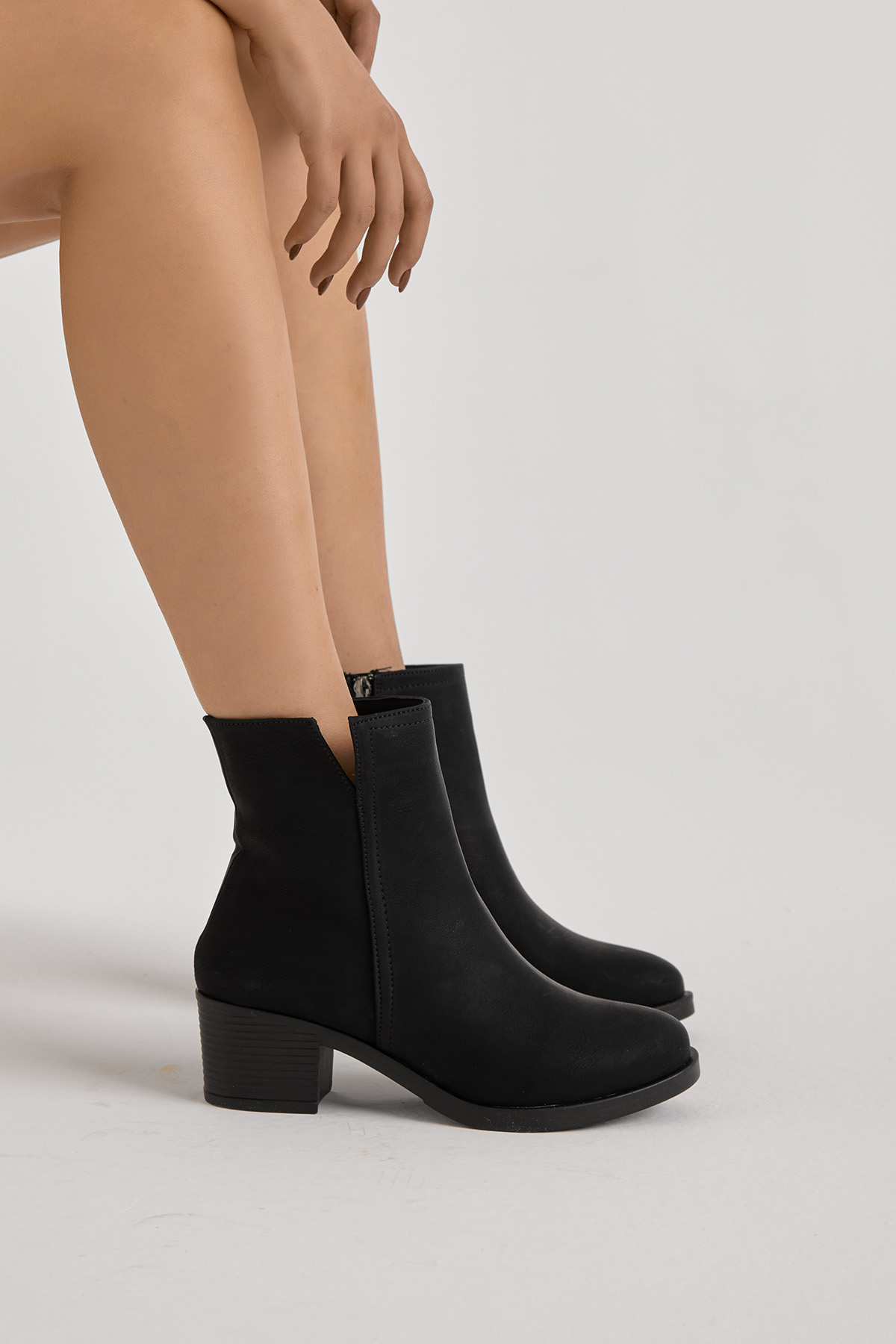 Kadın Siyah Mat Termo Taban Fermuarlı Topuklu Bot