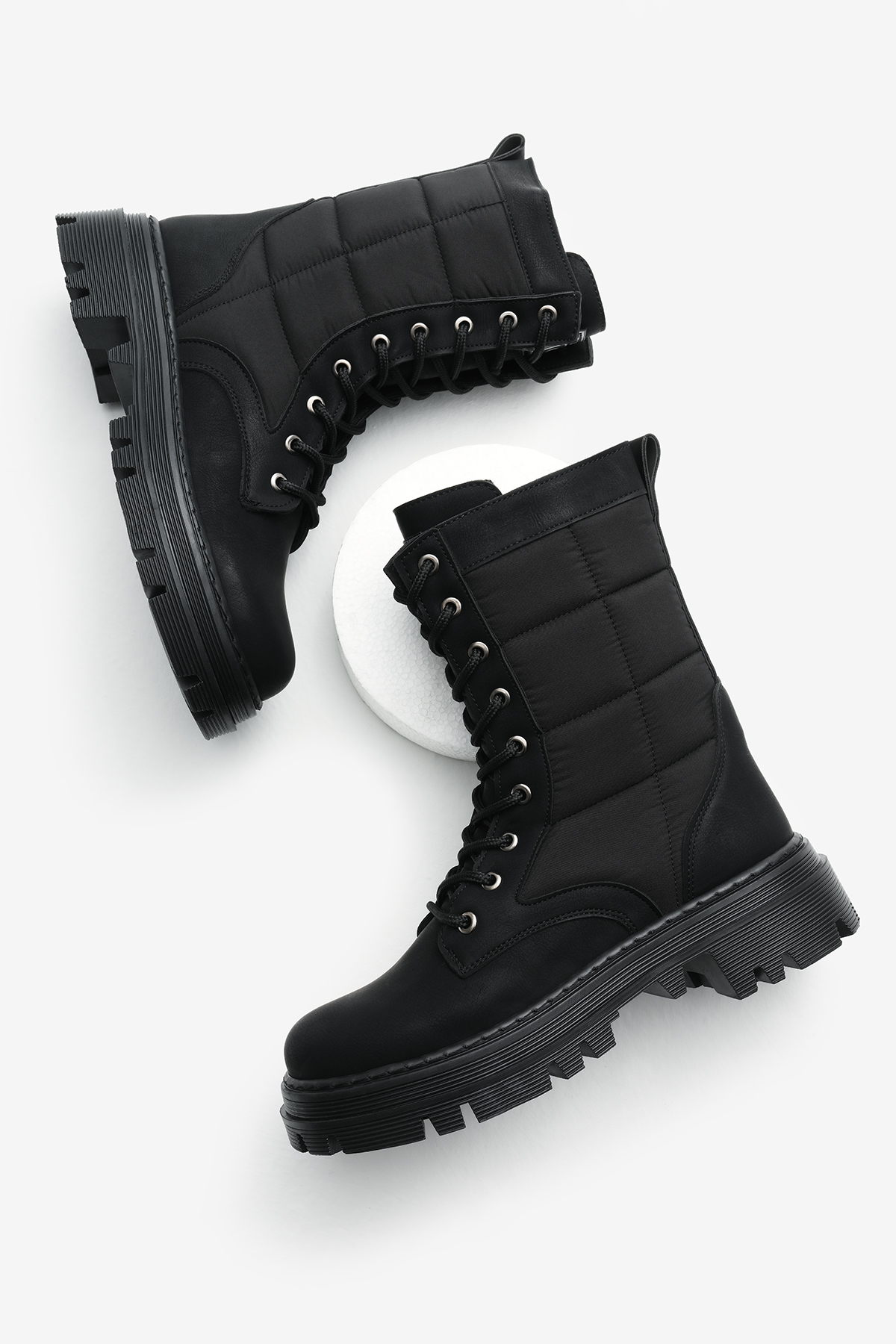 Kadın Siyah Mat Termo Taban Nakışlı Karo Desenli Bağcıklı ve Fermuarlı Bot