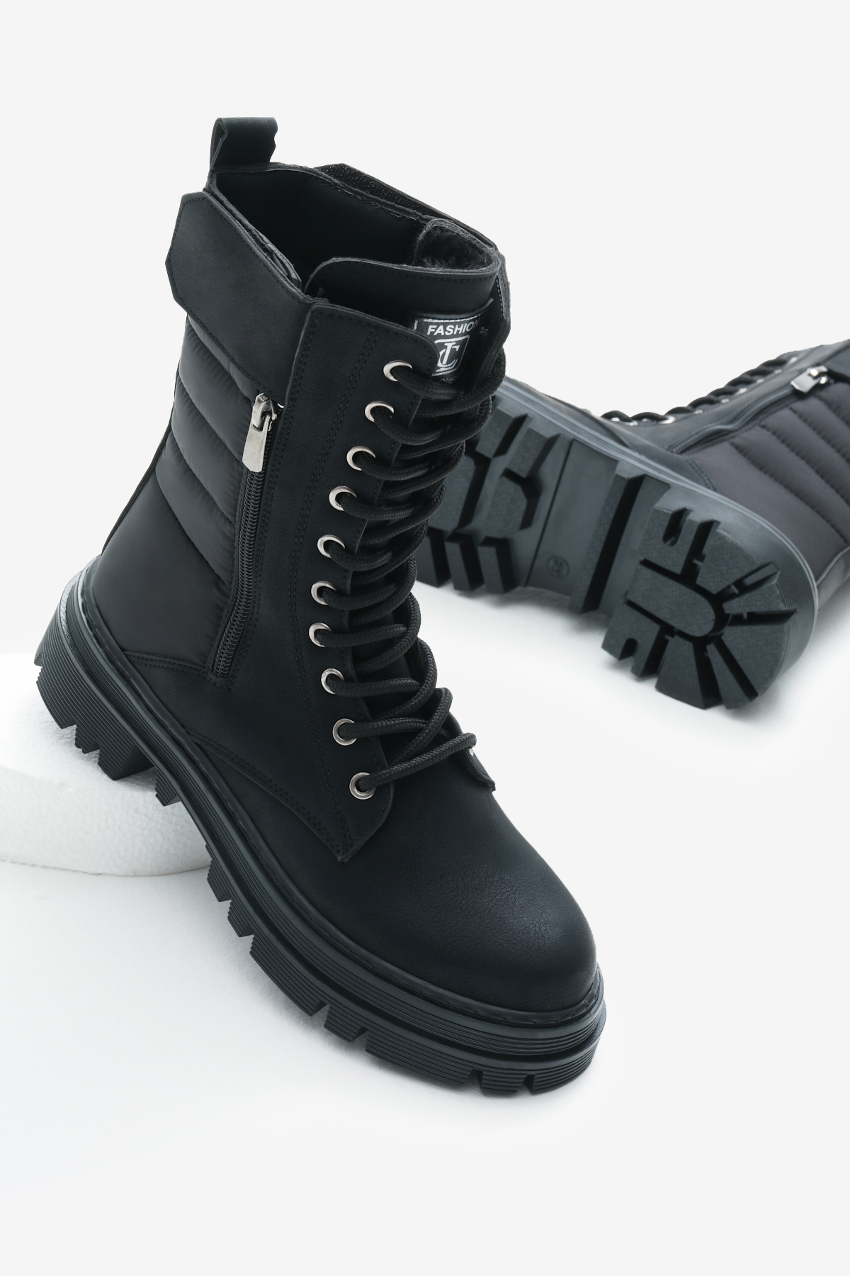 Kadın Siyah Mat Termo Taban Nakışlı Dilim Desenli Cırtlı Bağcıklı ve Fermuarlı Bot