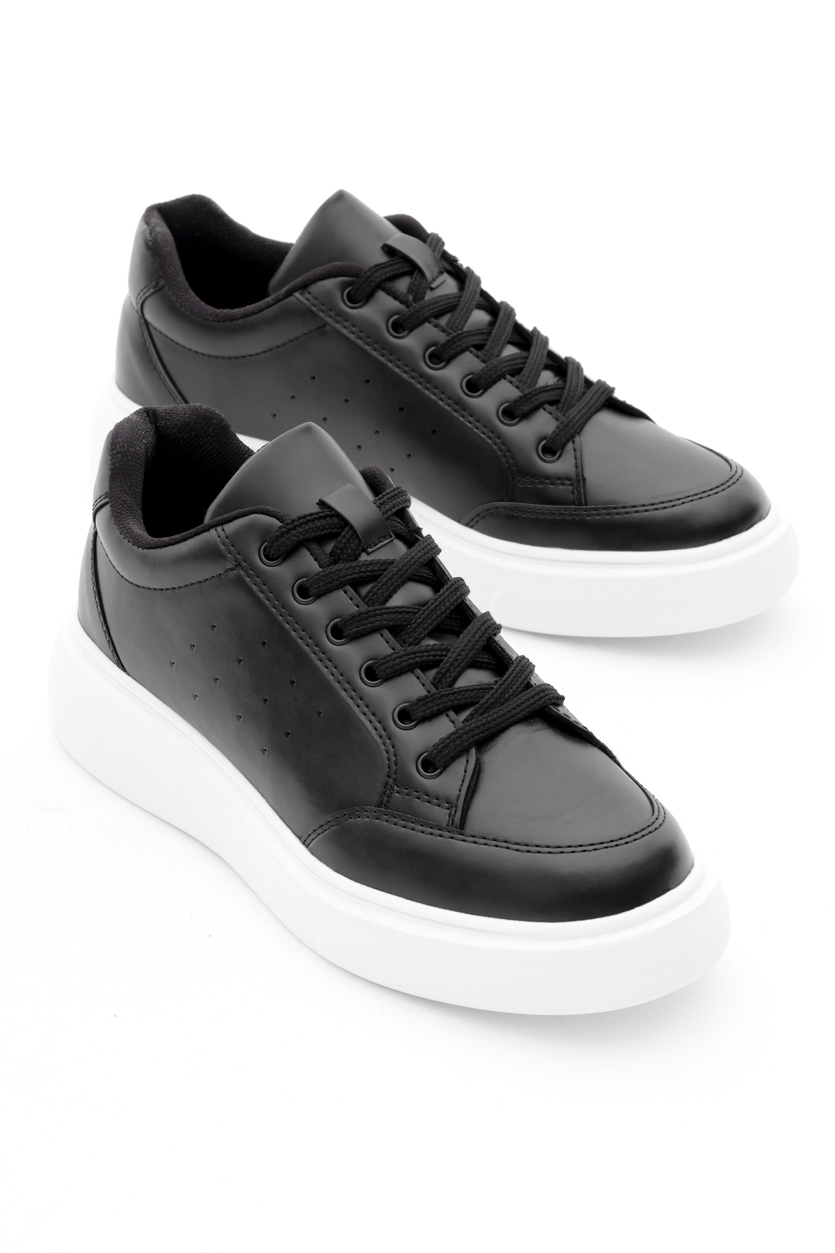 Kadın Siyah Rahat Kalıp Yüksek Poli Taban Bağcıklı Spor Ayakkabı