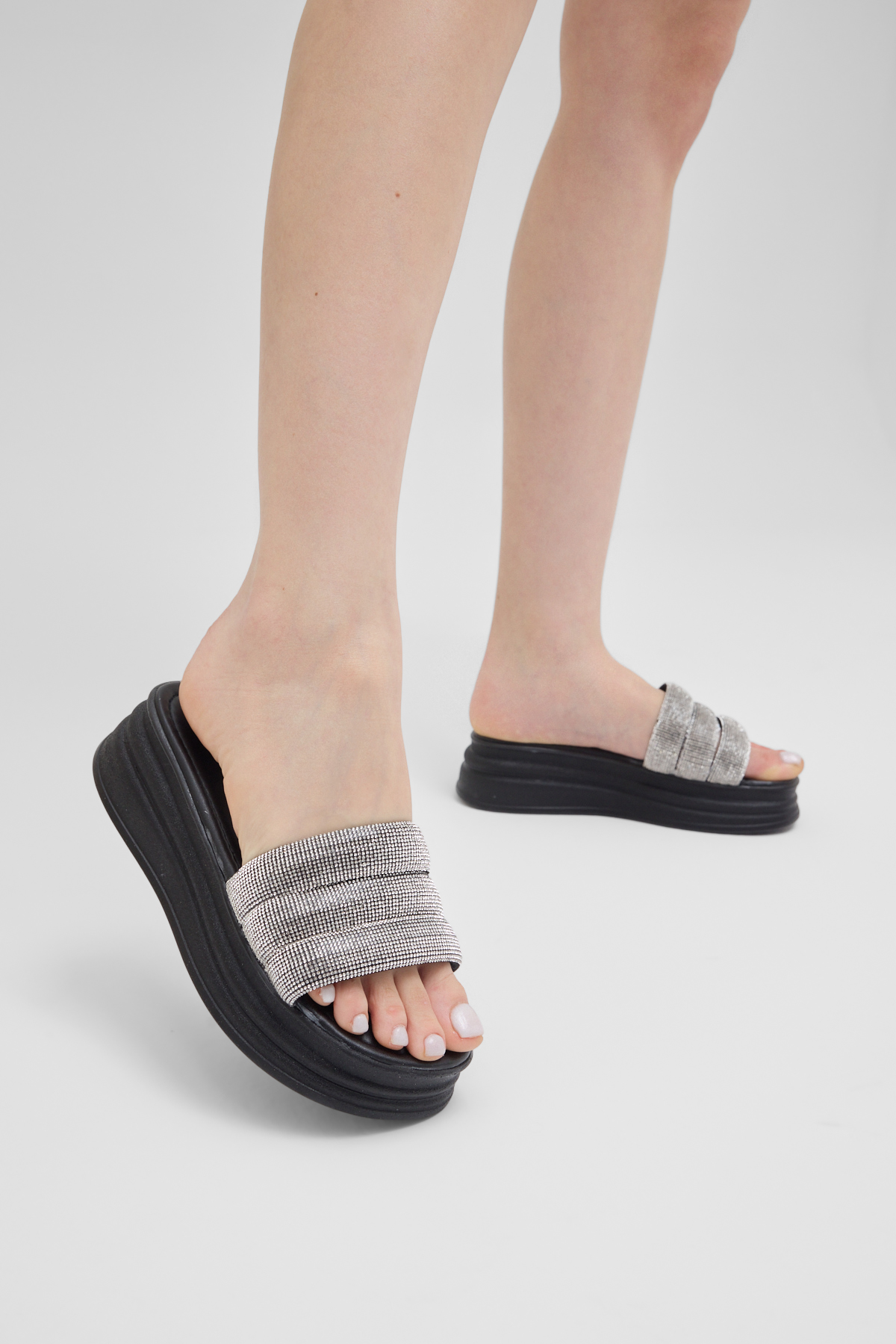 Kadın Siyah Rahat Kalıp Yüksek Taban Simli Terlik