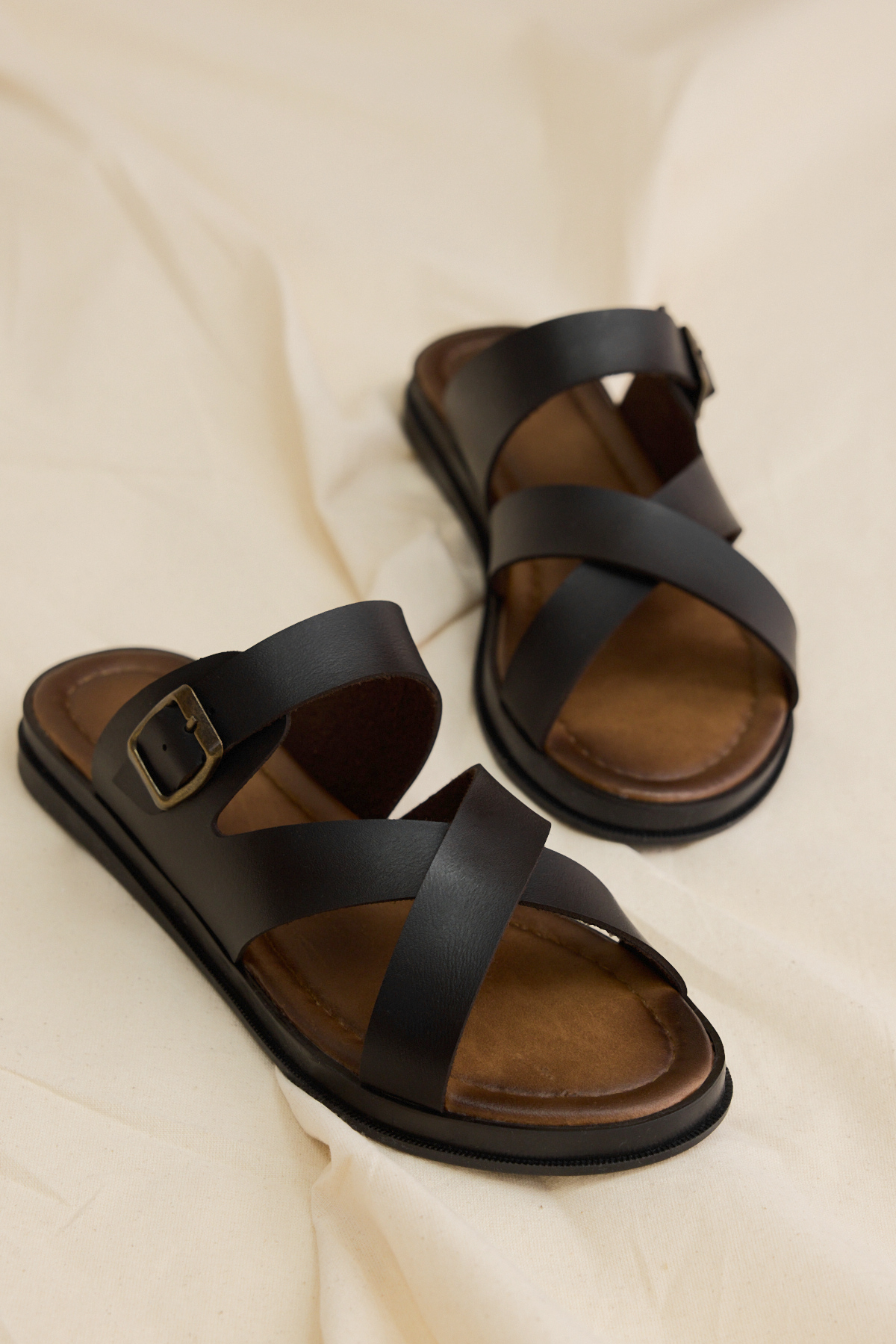 Kadın Siyah Rahat Termo Taban Tokalı Çapraz Bantlı Terlik