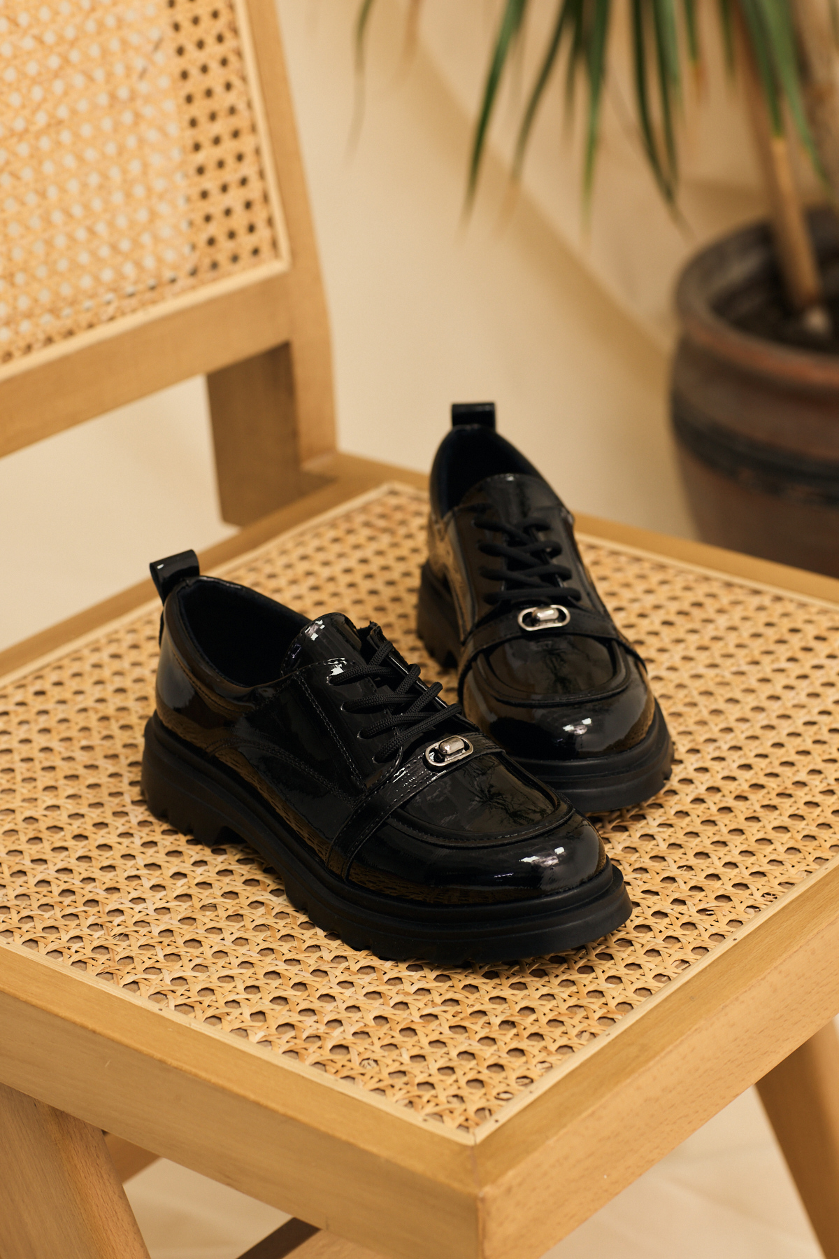 Kadın Siyah Rugan Rahat Kalıp Termo Taban  Bağcıklı Günlük Ayakkabı