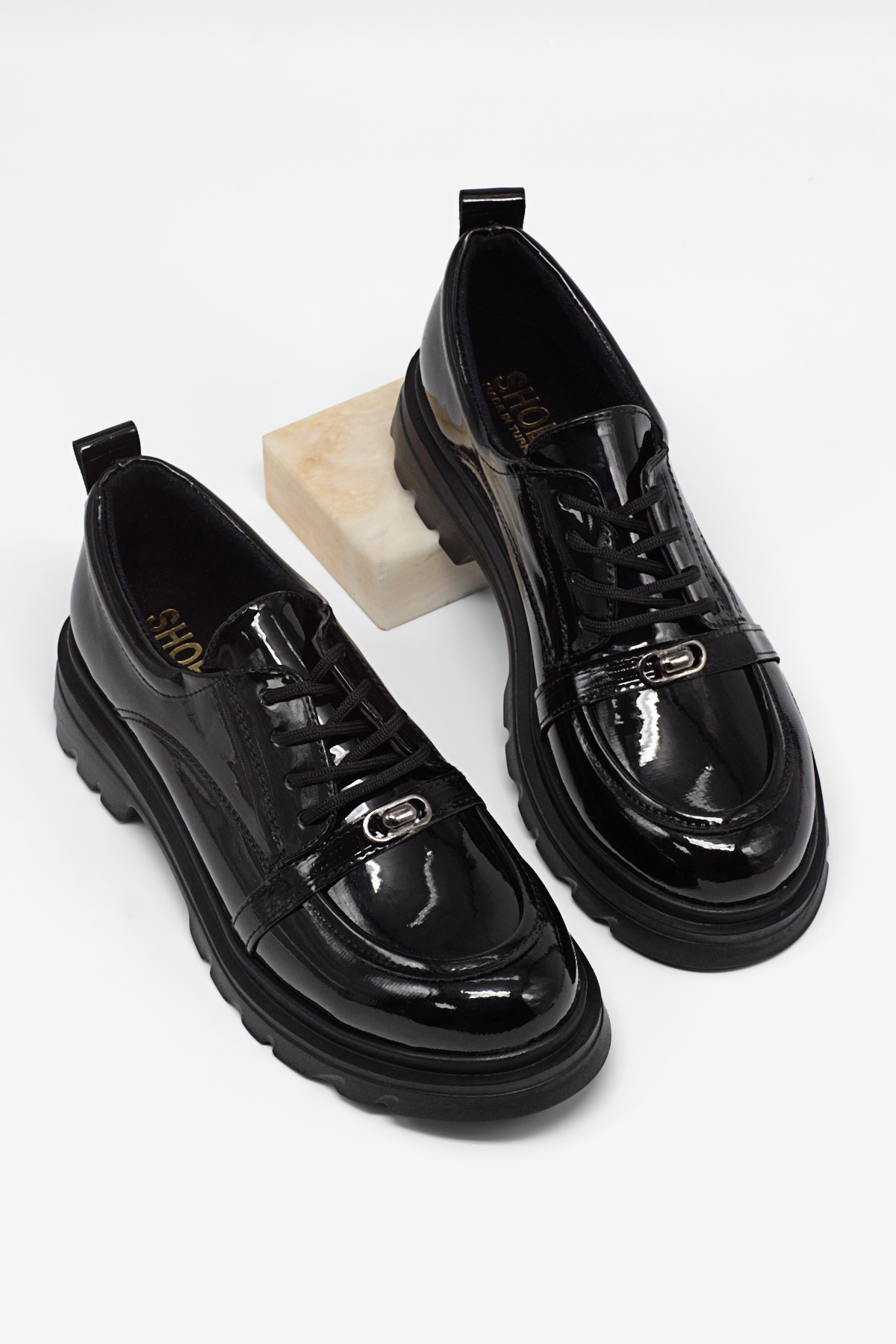 Kadın Siyah Rugan Rahat Kalıp Termo Taban  Bağcıklı Günlük Ayakkabı