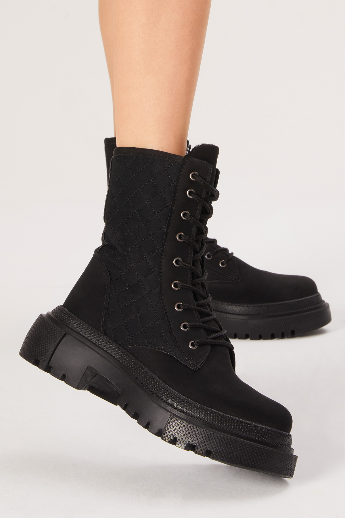 Kadın Siyah Süet Kalın Taban Kapitone Nakışlı Bağcıklı ve Fermuarlı Bot