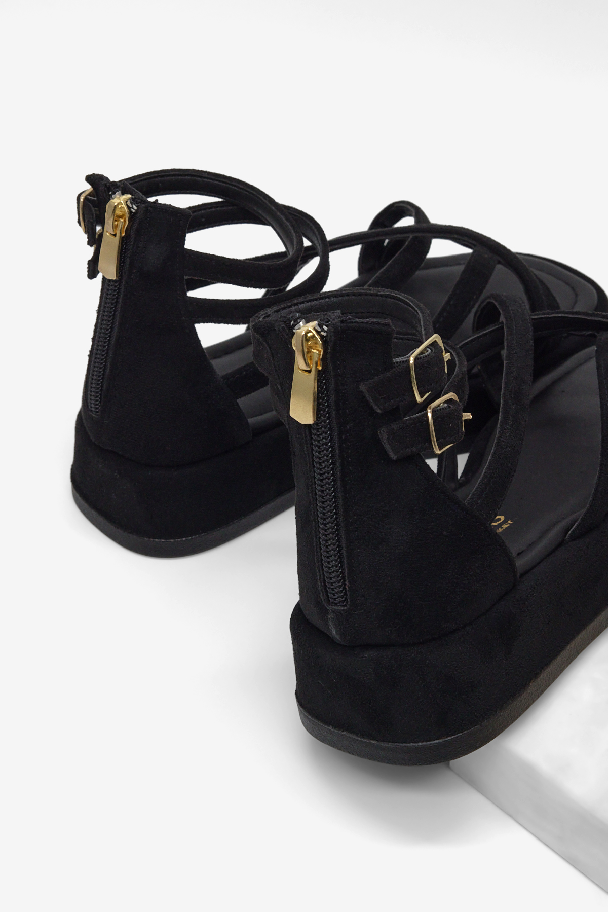 Kadın Siyah Süet Rahat Kalıp Çapraz Bantlı Çift Kemerli Sandalet