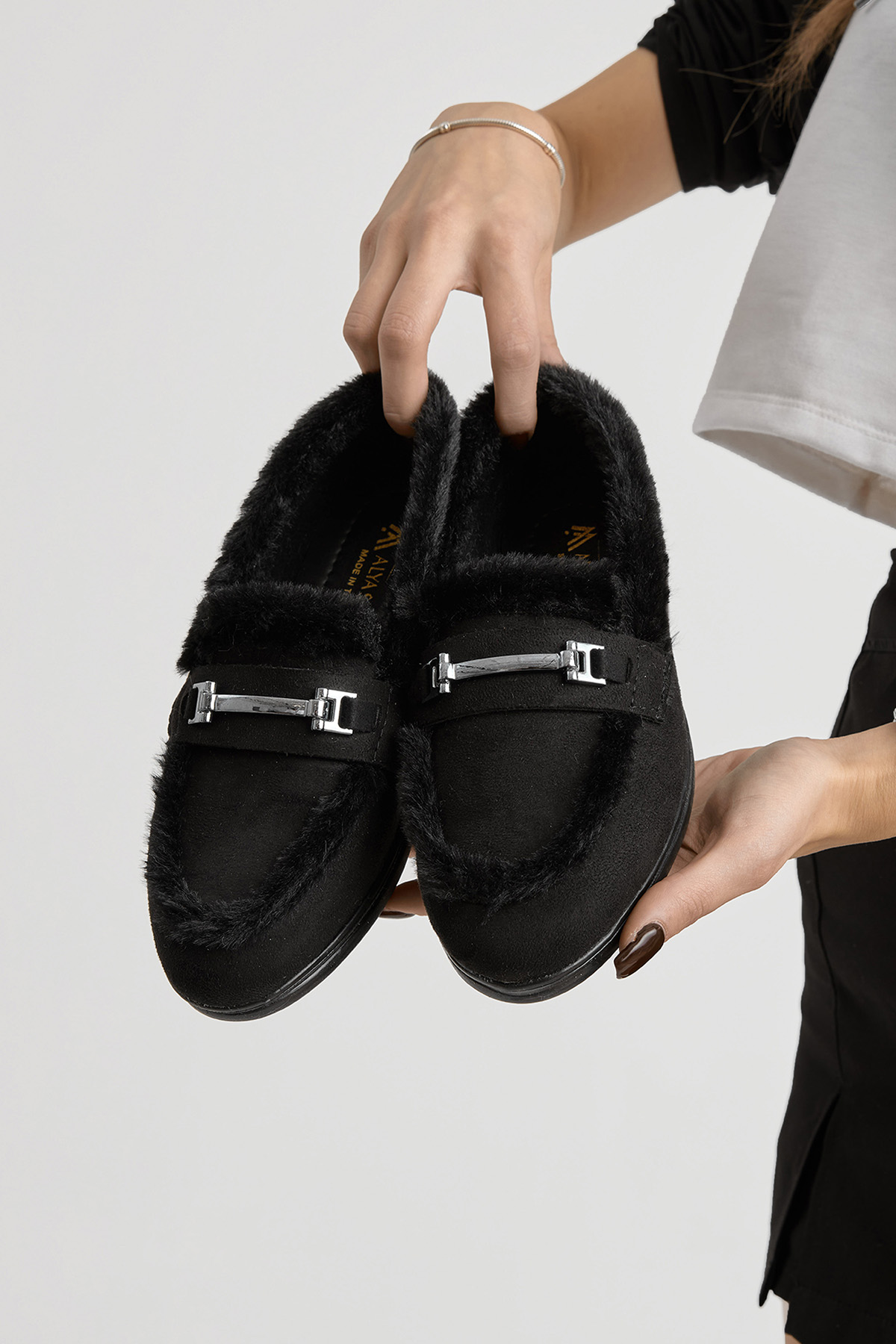 Kadın Siyah Termo Taban Kürk Detaylı Süet Görünümlü Tokalı Günlük Loafer Ayakkabı
