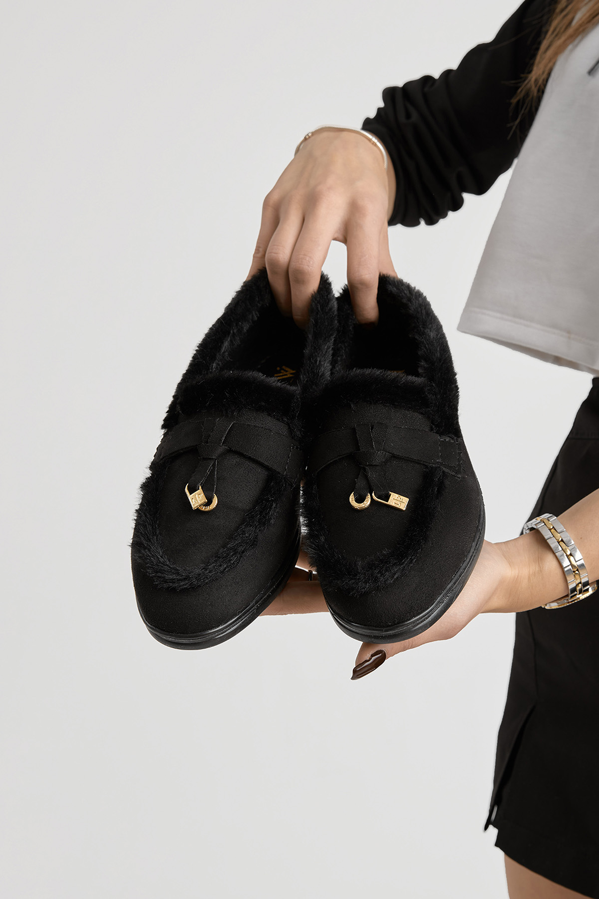 Kadın Siyah Termo Taban Kürk Detaylı Süet Görünümlü Tokalı Günlük Loafer Ayakkabı