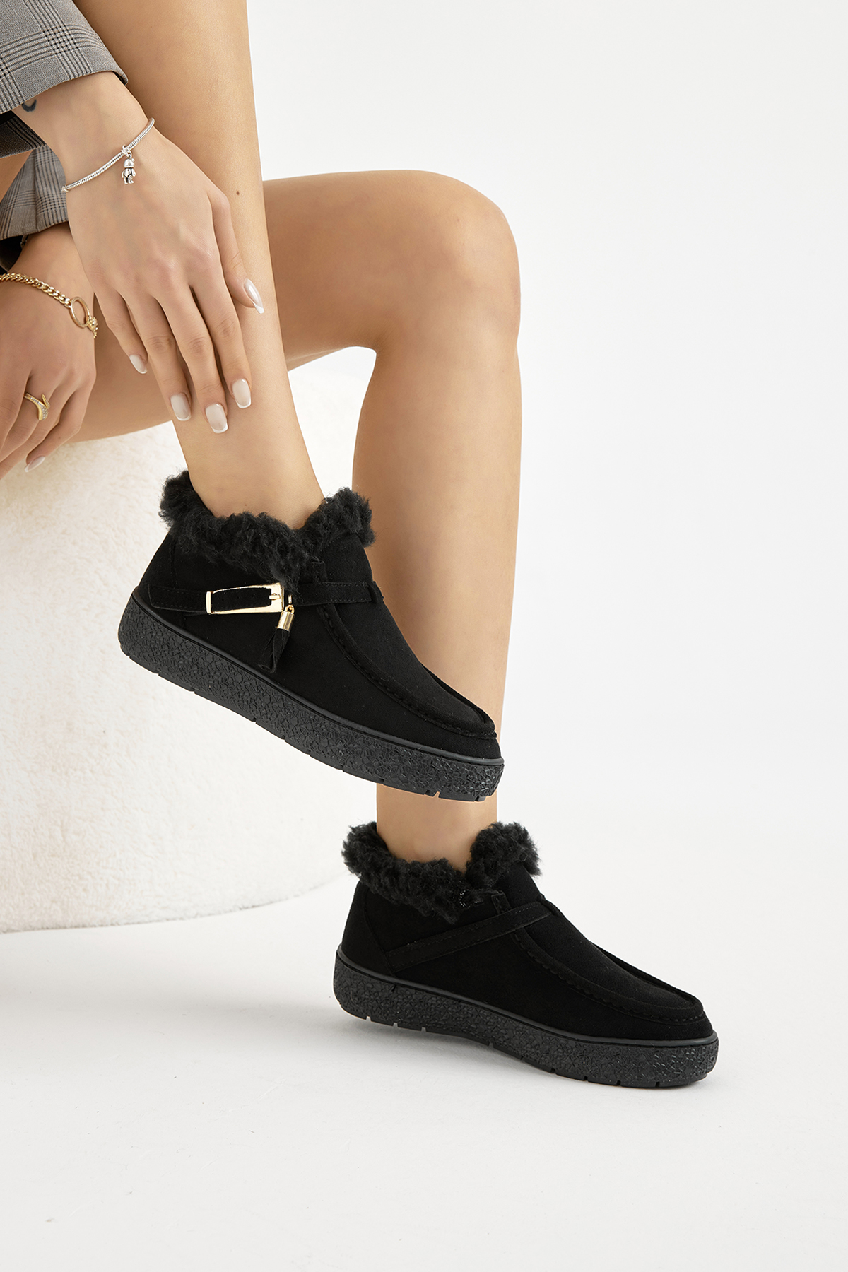 Kadın Siyah Termo Taban Süet Görünümlü Kürklü ve Püsküllü Günlük Kısa Bot