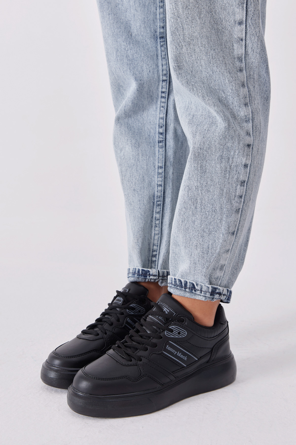 Kadın Siyah Yüksek Poli Taban Yanı Şeritli Bağcıklı Spor Ayakkabı