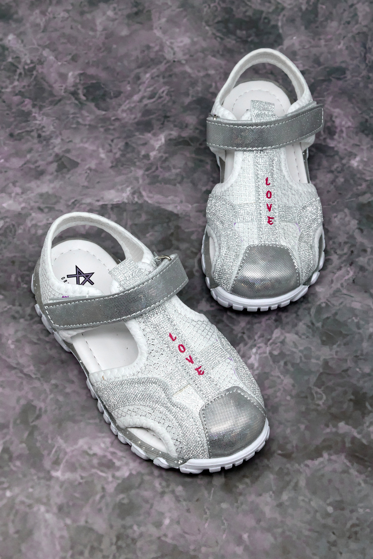 Kız Çocuk Beyaz Gümüş Çoçuk Sim Detaylı Cırtlı Rahat Kalıp Sandalet