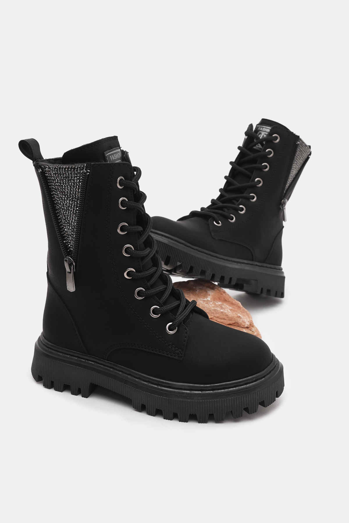 Kız Çocuk Siyah Mat Termo Taban Yanı Fermuarlı Taş Detaylı Bağcıklı ve Fermuarlı Bot