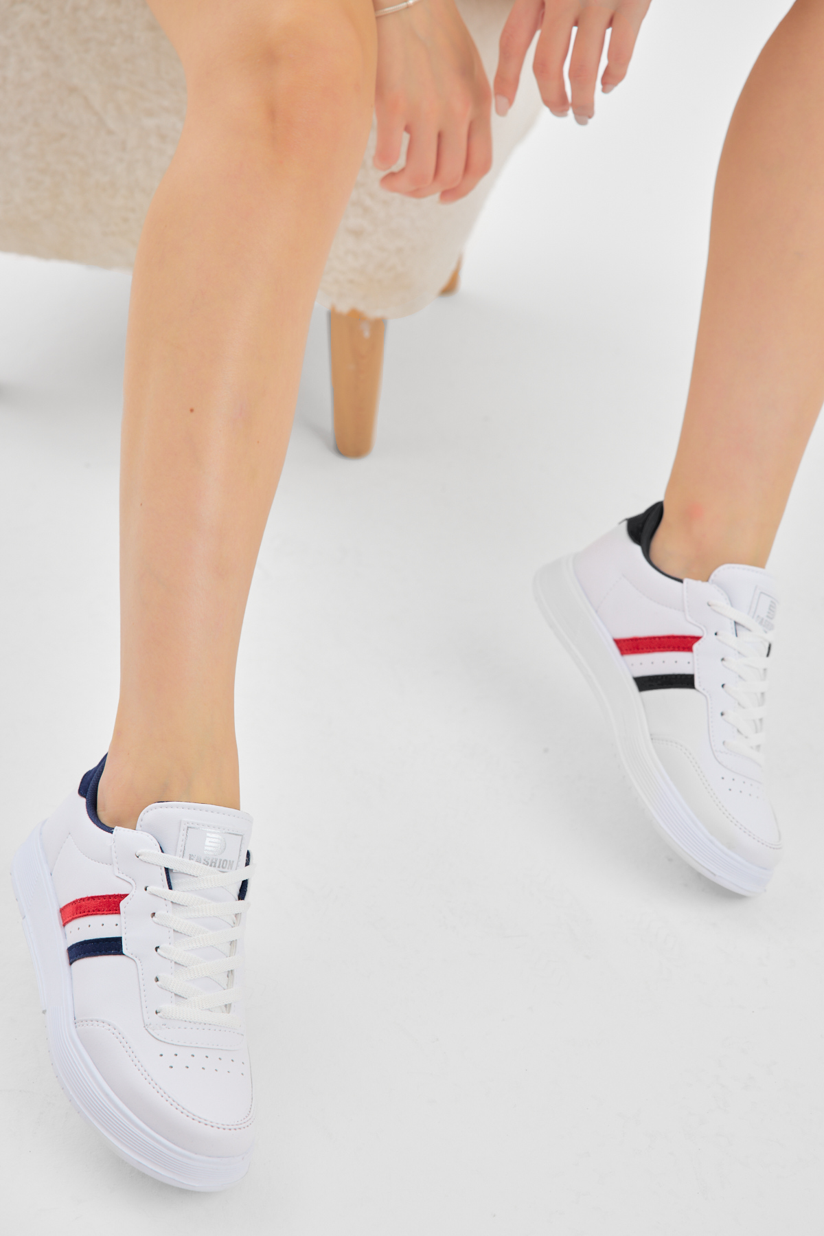 Unisex Beyaz Kırmızı Kalın Faylon Hafif Taban Şeritli Bağcıklı Spor Ayakkabı