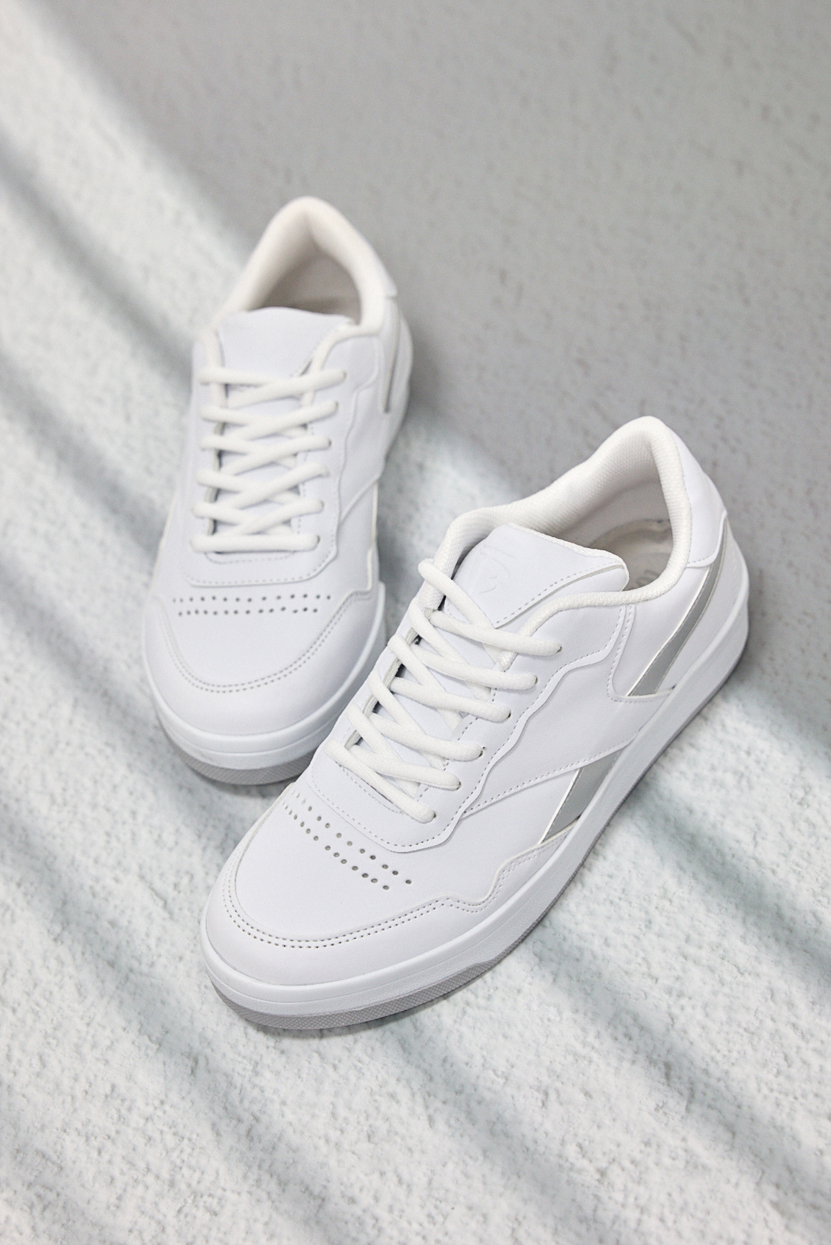 Unisex Beyaz Rahat Kalıp Termo Taban Bağcıklı Spor Ayakkabı